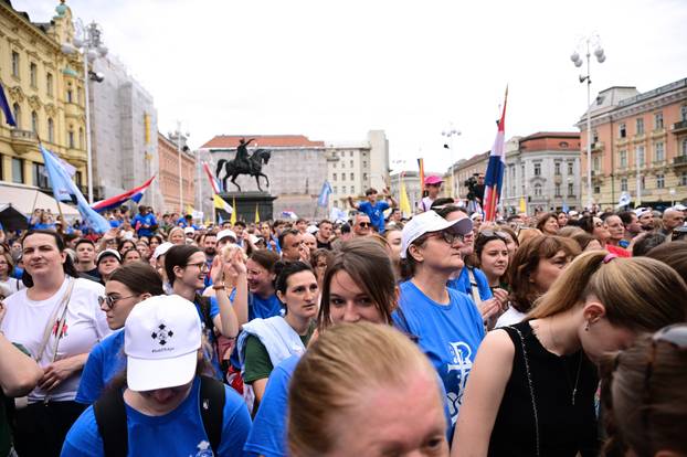 Zagreb: Dolazak hodočasnika Antunovskog hoda na Trg bana Josipa Jelačića