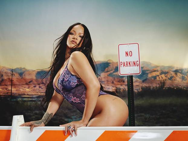 FOTO Rihanna se opet skinula i pokazala guzu: Seksi donje rublje i grudi pale u drugi plan