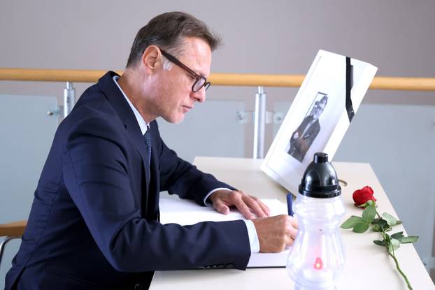 Zagreb: Komemoracija povodom smrti ravnatelja Rebra Ante Ćorušića