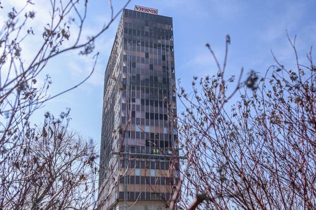 Zagreb: Postavljena dizalica na zgradu Vjesnika na kojoj traju pripreme za rušenje