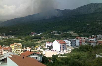 Grom zapalio travu, vatru je gasilo 50 vatrogasaca