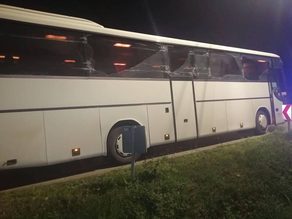 Razbijeni svi prozori: Autobus s vojnicima zapeo je za berač