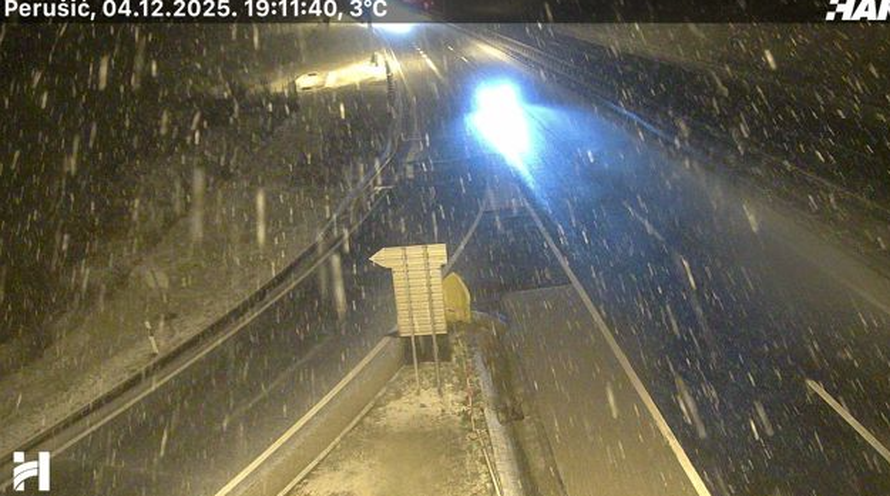 Zbog snijega u Lici zabranjen je promet za dio vozača. Magla stvara probleme u unutrašnjosti