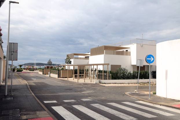 Šibenik: Novoizgrađene vile na plaži Rezalište u Brodarici