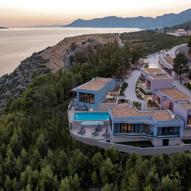 FOTO Vila u Makarskoj 'izranja' iz stijene, a pogled oduzima dah