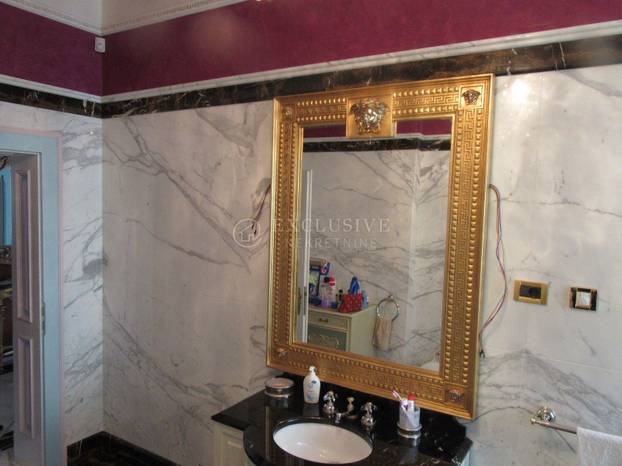 Ovako nešto nikad niste vidjeli! Prodaje se stan u Opatiji: Zlato, mramor, kipovi koji nose TV...