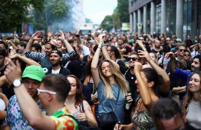 Tisuće ljudi u subotu plesale na ulicama Berlina u Paradi ljubavi