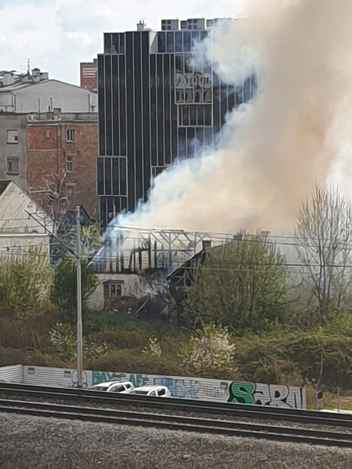 Zagreb opet u dimu: Na Knežiji izbio požar, zatvorena Savska