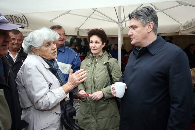 Predsjednički kandidat Zoran Milanović posjetio je Sinj i družio se s građanima