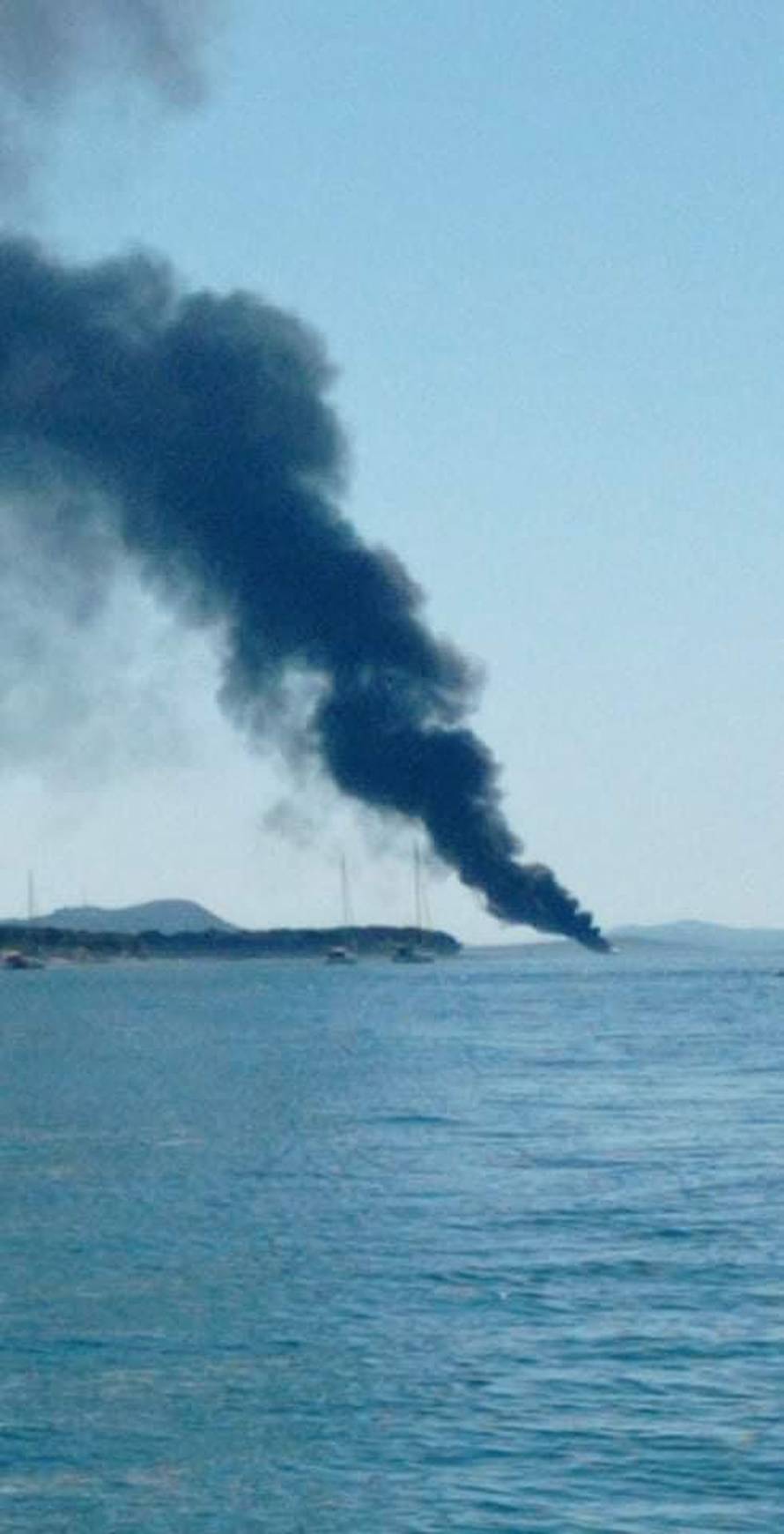 VIDEO Buktinja kod Biograda: Gori jahta, vatrogasci na terenu