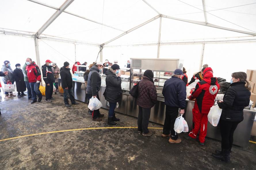 Djelatnici tvrtke Pleter gradjanima hranu dijele na novoj lokaciji u Petrinji