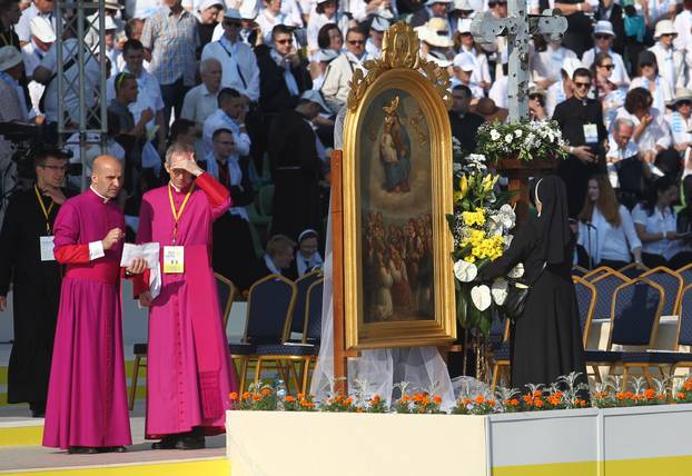 Sarajevo: Hodo?asnici se od ranih jutarnih sati okupljaju kako bi do?ekali papu na stadionu