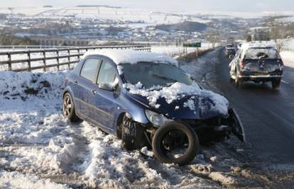 V. Britanija: Zbog snježne oluje vozači aute ostavljali na cesti