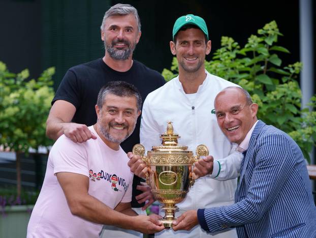 London: Goran Ivani&scaron;evi? pozirao je s Novakom ?okovi?em nakon osvajanja Wimbledona