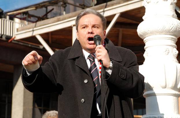 ARHIVA: Zagreb: Prosvjed protiv ulaska Hrvatske u EU na Trgu bana Jela?i?a