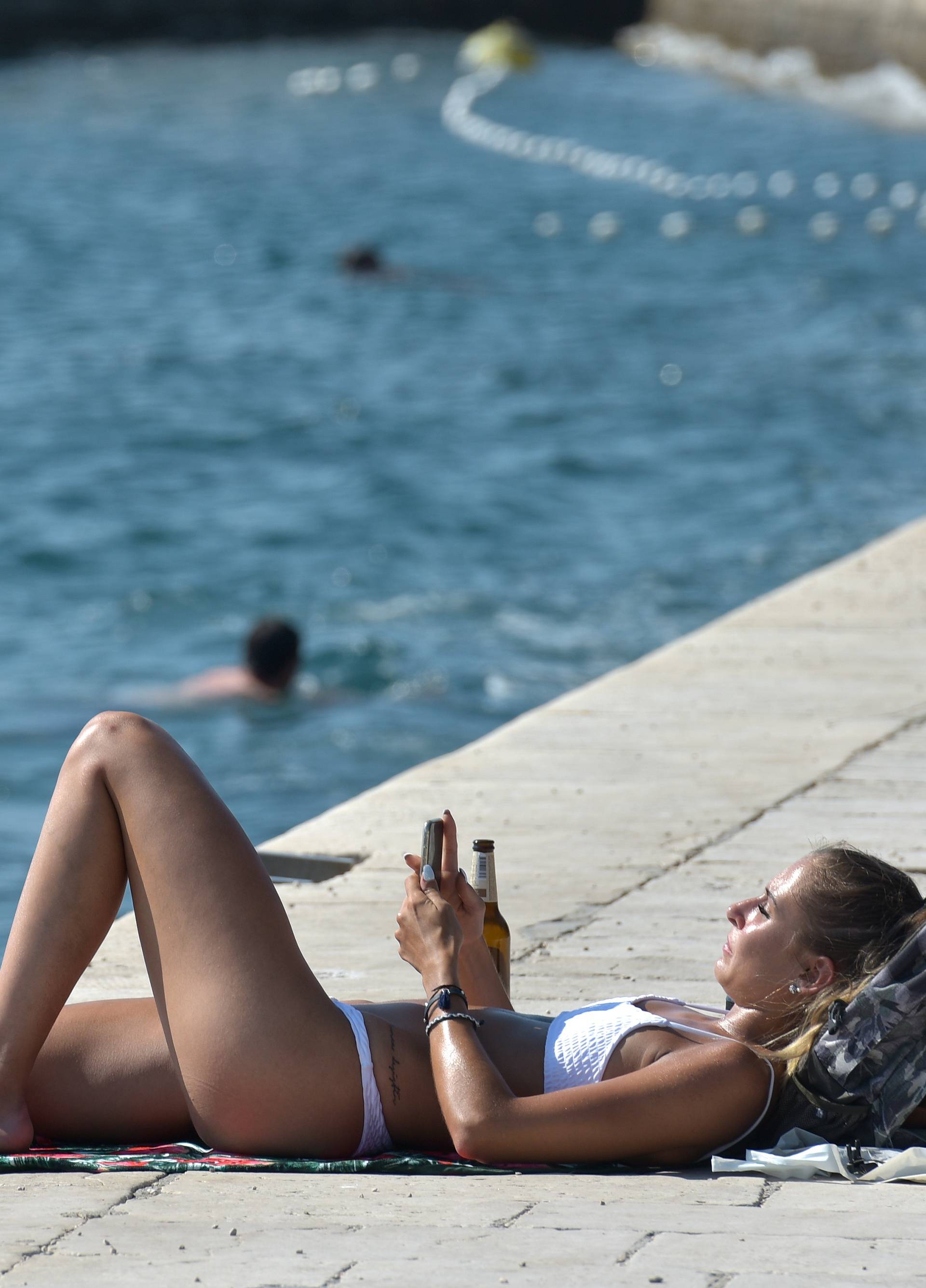 Zadar: Pripadnice ljepÅ¡eg spola uÅ¾ivaju u sunÄanju na gradskoj rivi