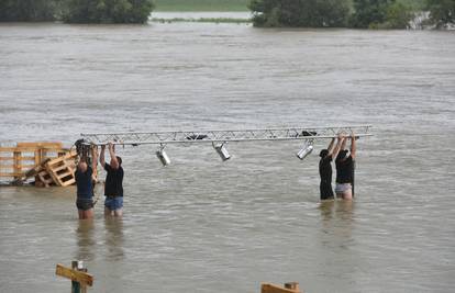 VIDEO Djelatnici Green River Festa spašavaju svoju opremu potopljenu u nabujaloj Savi