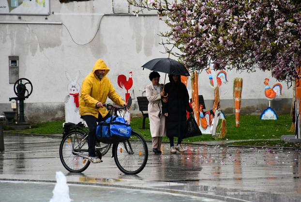 Slavonski Brod:  Kišno i tmurno proljetno poslijepodne na gradskim ulicama