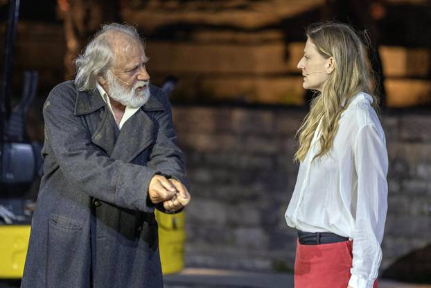 Pula: U Malom rimskom kazalištu odigrana je predstava "Antigona - 2000 godina kasnije"