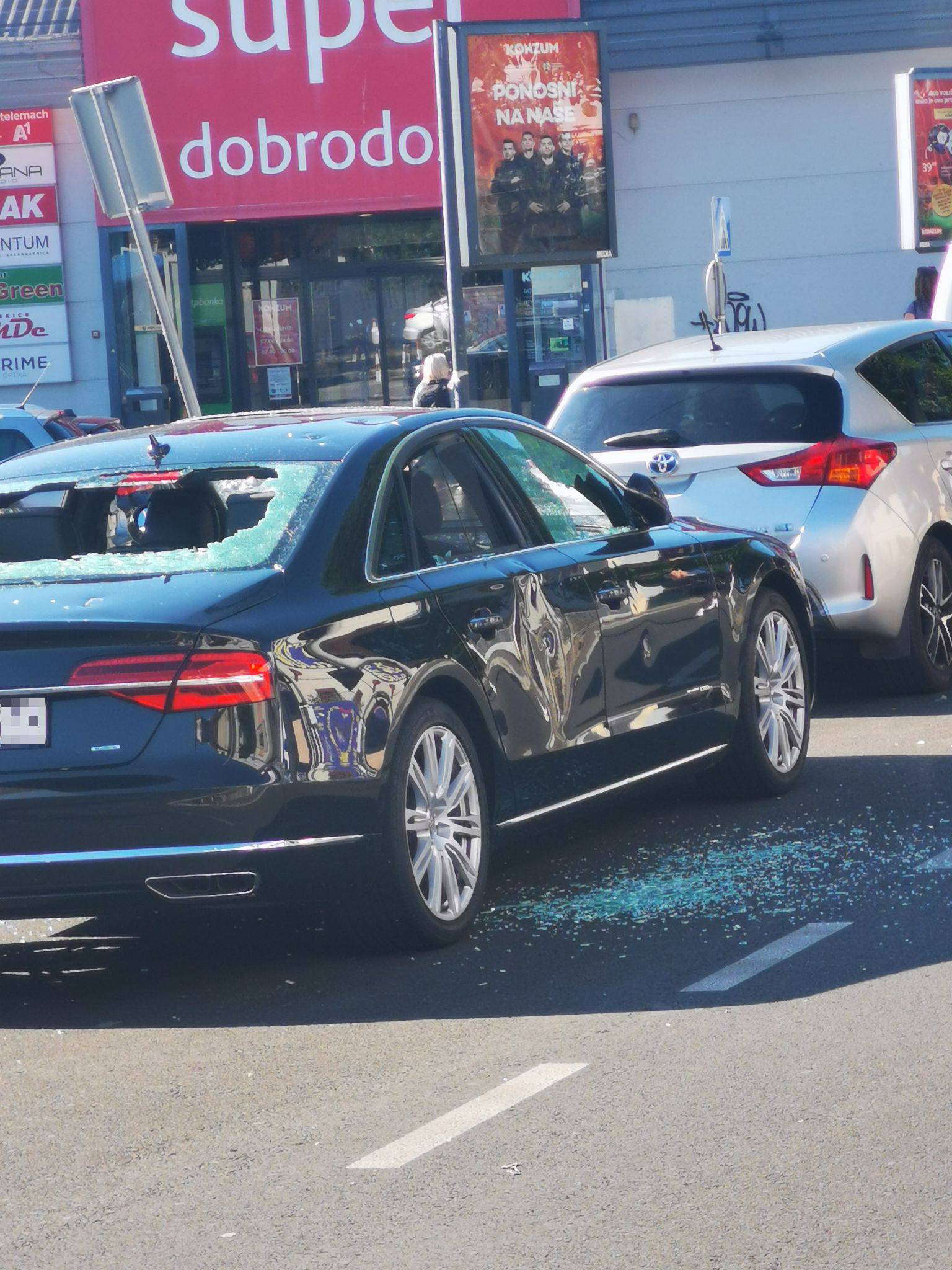 Sjekirom uništio Audi: 'Nosio ju je preko ramena, počeo udarati, pa nazvao policiju i pričekao ih'