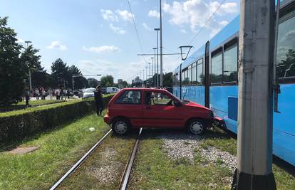 Na Jarunu se auto zaletio u tramvaj, zaustavljen promet...