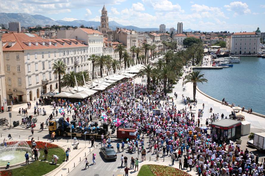 Sjeli na pločnik i blokirali 'Hod za život': Odnijeli ih u maricu