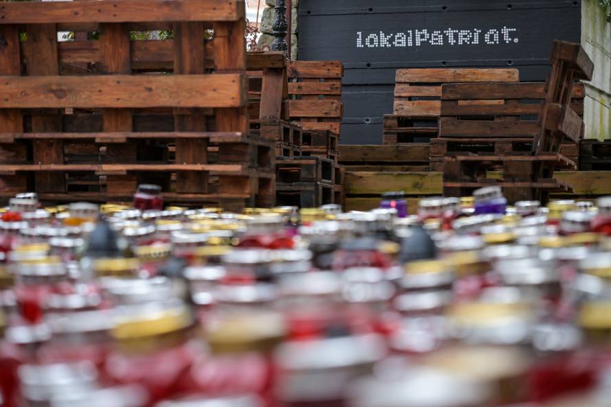 Novo Mesto: Na mjestu ubojstva građani pale lampione i lampaše