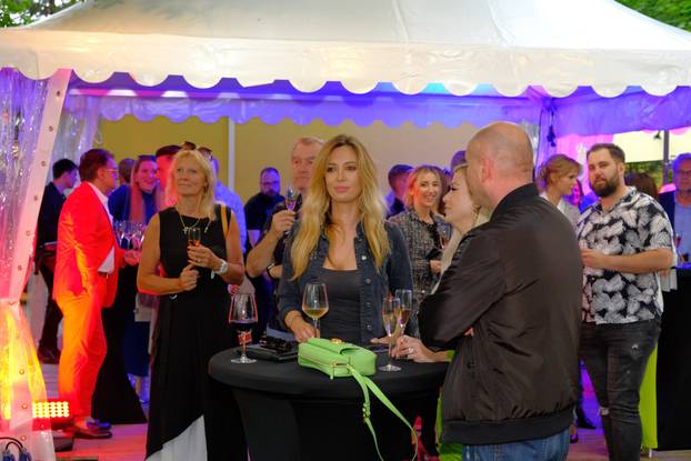 Prije Vodica na CMC-jev party stigla brojna poznata lica: Lile pozirala u jako uskim hlačama