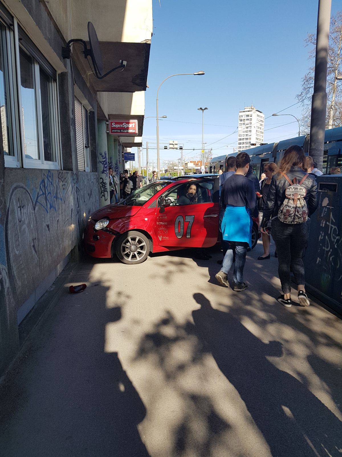 Hana Hadžiavdagić završila s autom u zgradi: Ići ću na Hitnu