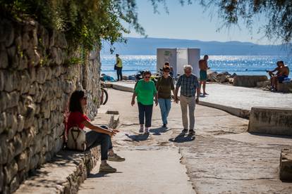 Fotogalerija s hrvatskih plaža: Diljem obale i dalje se kupaju