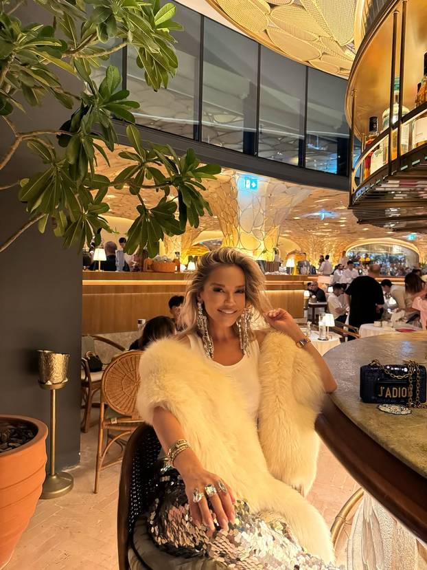 Za njih nema hladnoće i magle! Šime i Maja u badićima pozirali kraj bazena, 'padali' i zagrljaji