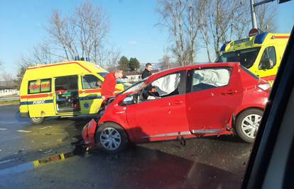 Jedan ozlijeđen u sudaru dva automobila u Novom Zagrebu