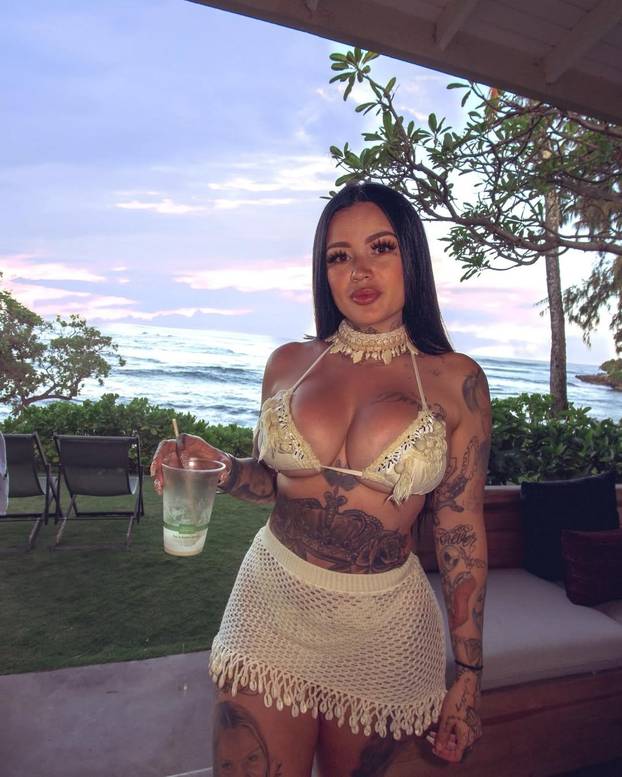 Bujna Kata: Tata joj je bio narko šef, a ona tetovira slavne face: 'Operacije? Samo koža i pupak'