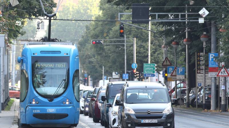 ZET-ov vozač usred vožnje preusmjerio tramvaj: 'Ja idem kući, nije mi došla zamjena'