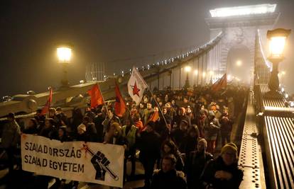 'Orbane, idi do vraga': Mađari na ulicama zbog zakona o radu