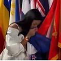 Nije srbijanska veleposlanica poljubila zastavu Nizozemske, ali voditeljica jest