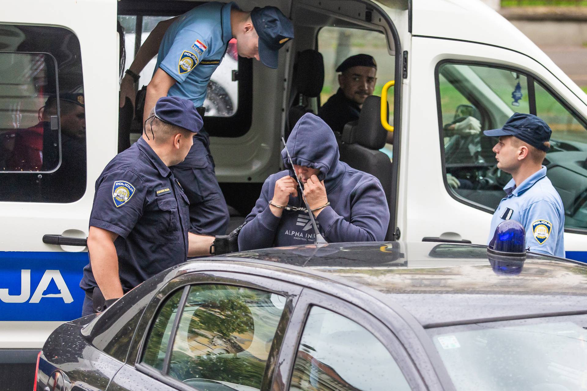 Policija dilerima u Osijeku upala u stanove dok su bili u krevetu