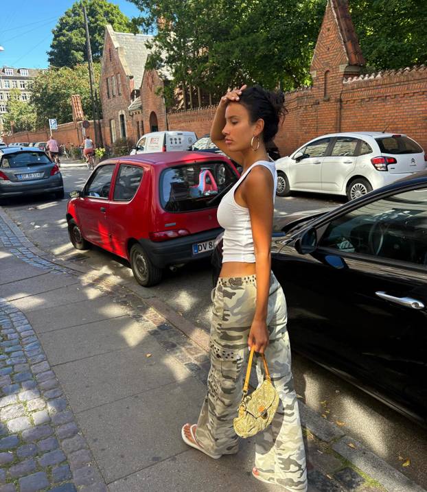 Šuškalo se da joj dečko spava sa zvijezdom platforme za odrasle. Objavom ušutkala sve tračeve