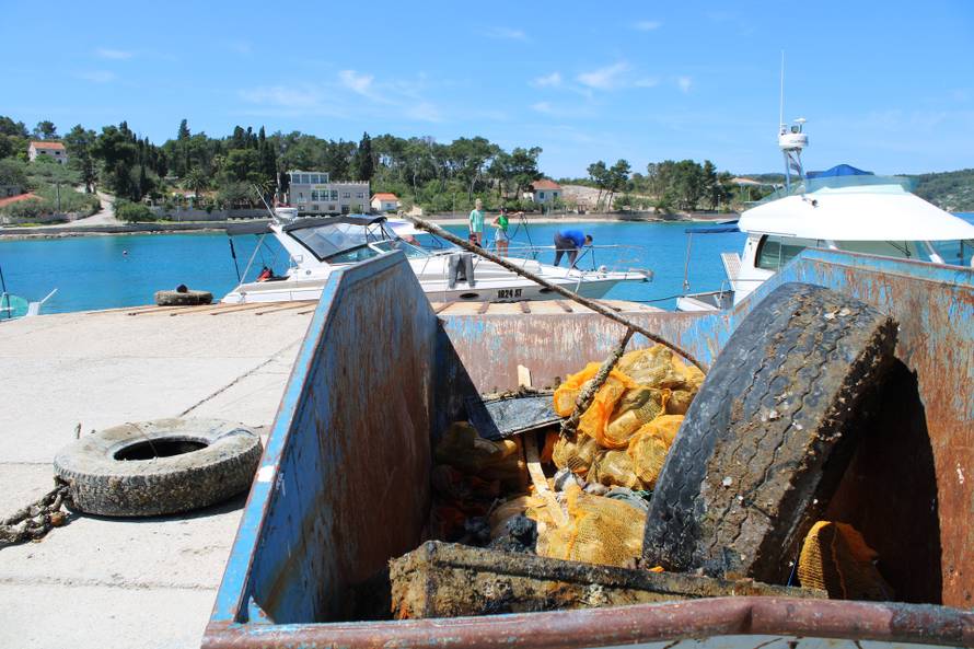 Ekoakcija na Šolti: Volonteri zasukali rukave pa očistili plažu i podmorje. 'Svi su tili dat ruke'