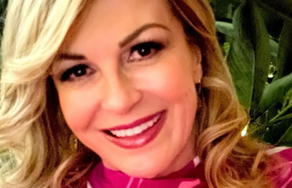 Kolinda kao Barbie: Objavila selfie u ružičastom outfitu pa zaželjela svima sretnu Novu