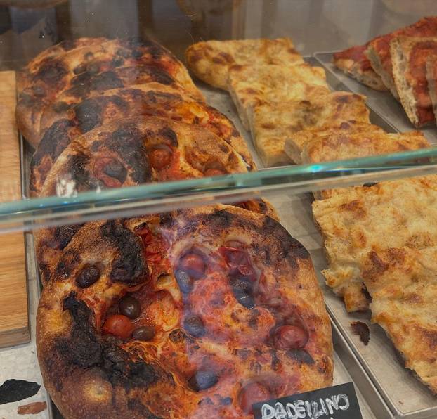 FOTO Zgodna stjuardesa hitno traži muža: Sama sam već 3 godine, želim da bude stariji...