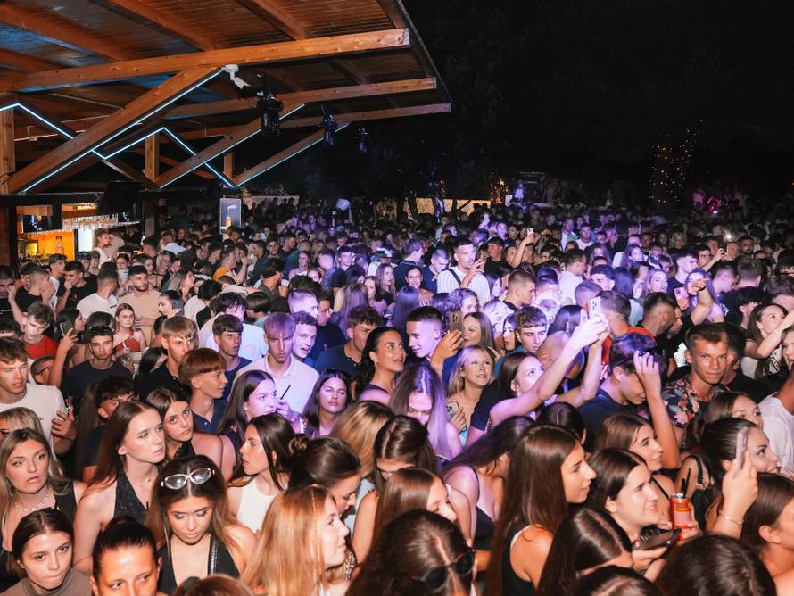 Mladi iz Dalmacije navalili su u Vodice na veliki koncert Devita: 'Osjetim da će nešto postati hit'