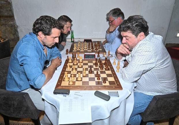 Zagreb: Brojni poznati na humanitarnom šahovskom turnir u konobi Mašklin i Lata