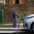 Britanci gotovo 60.000 uličnih 'ormara' s kabelima pretvaraju u punionice za električne aute