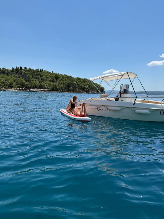 FOTO Nives i prijateljica sunčale se na SUP dasci u tangicama