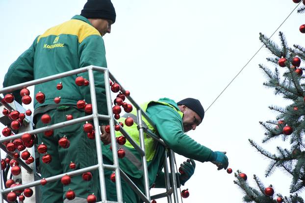 Sisak: Ukrašavanje božićnog drveta u središtu grada