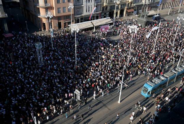 Zagreb: Pogled na Trg gdje traje prosvjed "Dosta!" u znak solidarnosti za prekid trudnoće