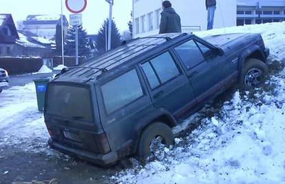 S Jeepom zapeo u blatu pa glasno turirao ispred škole