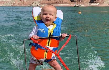 Mali rekorder: Beba Rich sa samo šest mjeseci skija na vodi