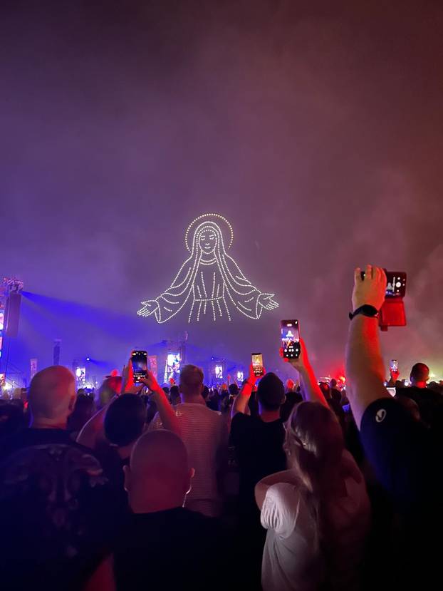 FOTO/VIDEO Spektakl na nebu: Dronovi formirali križ, Gospu...